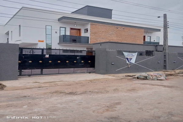 Four bedroom detached duplex